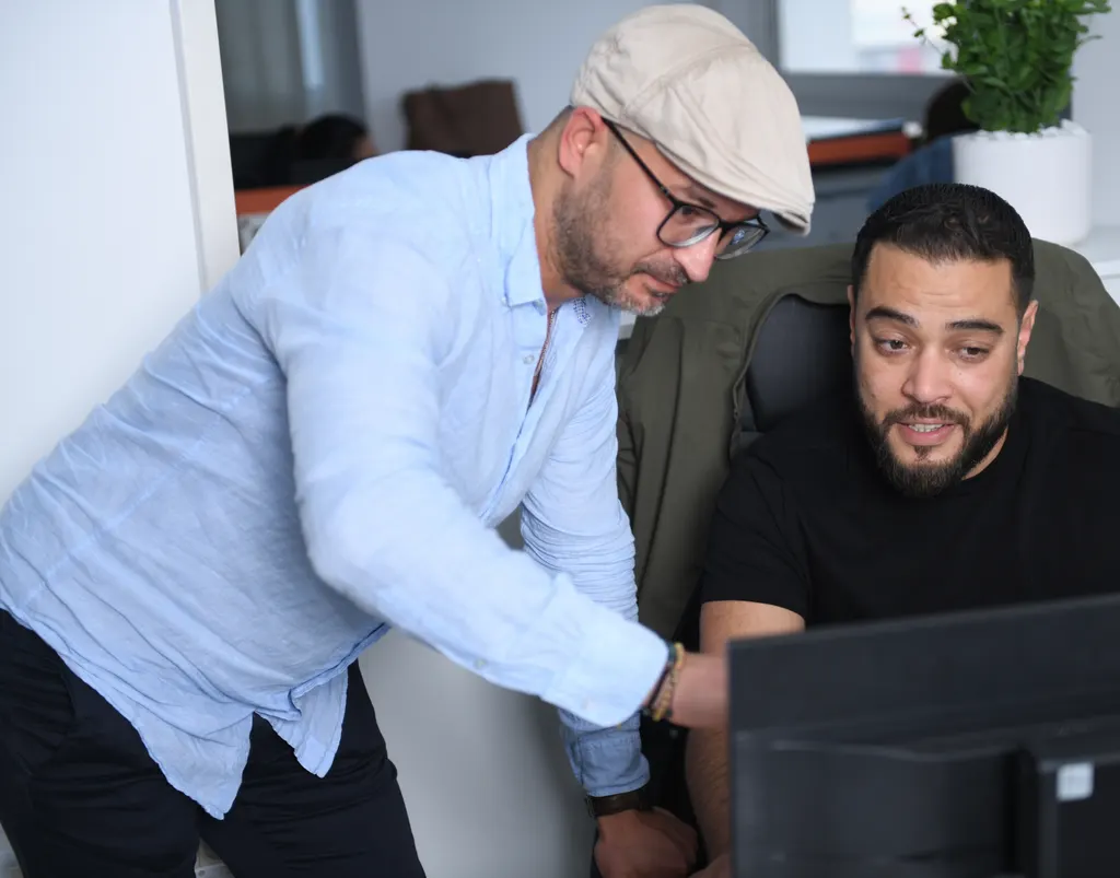 Un superviseur Nexus accompagne un conseiller en production