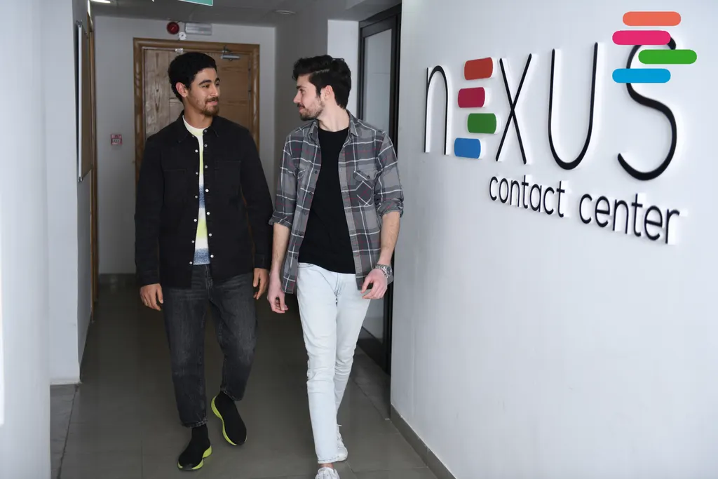 Deux candidats dans le couloir de Nexus Contact Center