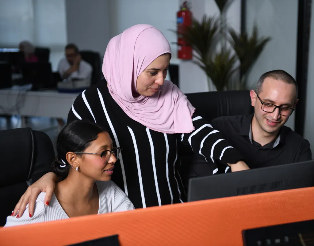 Entraide entre collègues sur le plateau Nexus